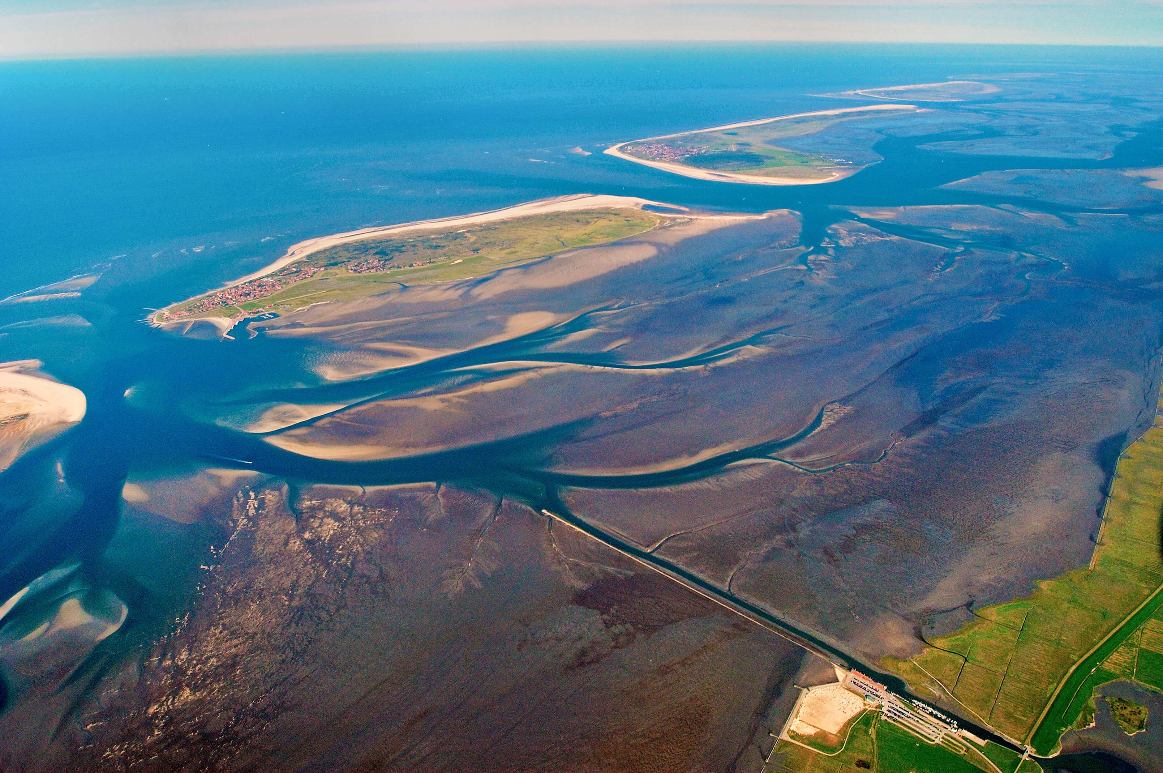 Luftaufnahme von Inseln im Wattenmeer