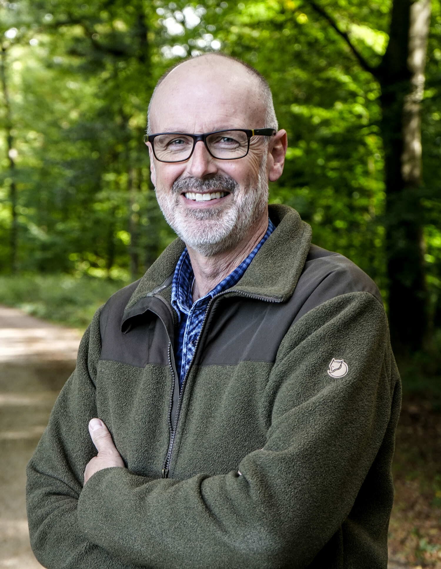 Porträt von Peter Wohlleben vor einer verschwommenen Waldlandschaft